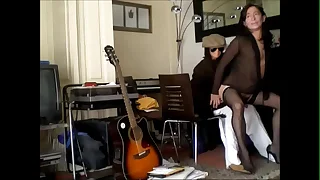 Madurita travesti se lo monta con un mu&ntilde;eco &lpar;II&rpar;